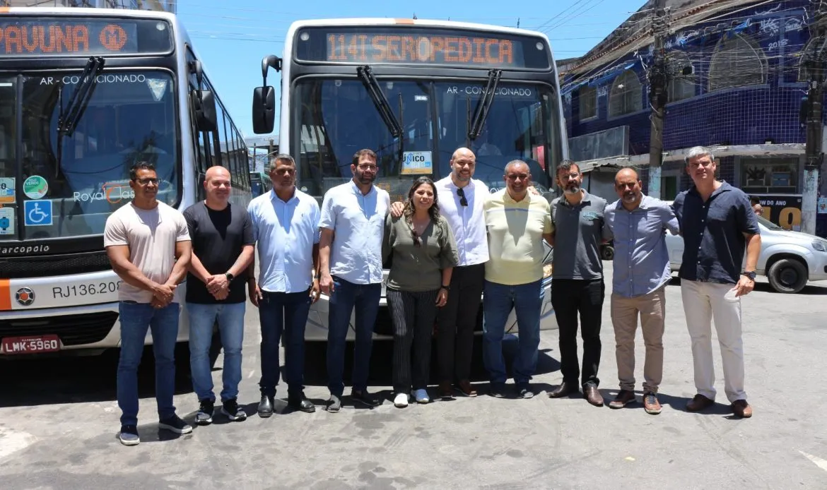 Além da Prefeita, Fernanda Ontiveros, o O evento reuniu o pai da prefeita Carlos Ontiveros, o vice-prefeito Carlos Januário, o presidente da Câmara Walter Trajano. Além dos vereadores Professor Josima