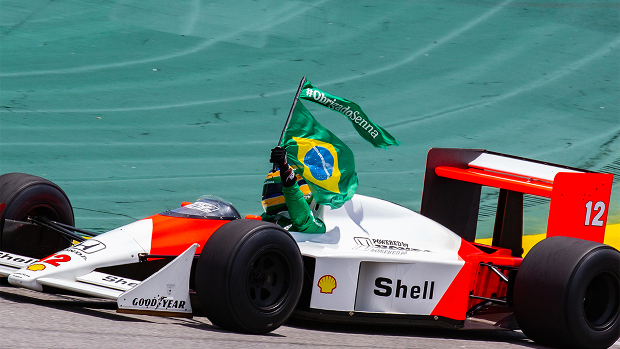 Ayrton Senna sempre comemorava suas vitorias balançando a bandeira brasileira l Foto: Reprodução