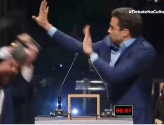 Datena agride Pablo Marçal com cadeirada durante debate em São Paulo