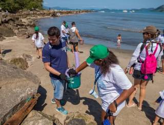 Projeto reúne voluntários para limpeza de praias em Itaguaí e Magé