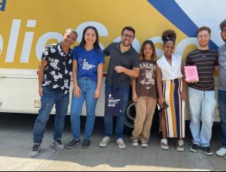 Moradores de Japeri ganham biblioteca volante na Praça Leny Ferreira