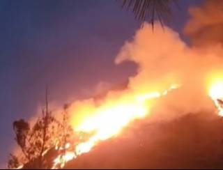 Incêndio de grandes proporções consome por 10h mata na Zona Oeste