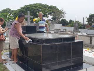 Cemitérios da Baixada recebem milhares de pessoas no Dia de Finados