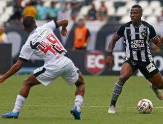 Botafogo vence o Vasco e dispara na liderança