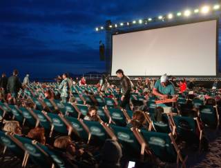 Cinema ao ar livre em Rio das Ostras promove consciência ambiental e preservação da natureza