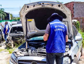 Quatro ferros-velhos são interditados por agentes da Operação Desmonte em Itaboraí