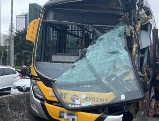 Acidente entre dois ônibus do BRT deixa mais de 20 pessoas feridas e fecha estação na Barra