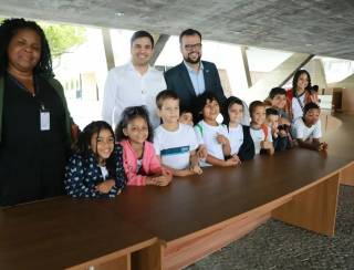 Mesas do G20 são doadas para escolas públicas do Rio