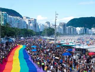 Parada do Orgulho LGBTI+ lota a Praia de Copacabana