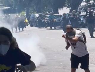 Protesto de servidores municipais da educação é dispersado com bombas e spray de pimenta