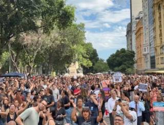 Professores do Rio protestam no Centro pouco antes da votação do projeto que altera benefícios da categoria