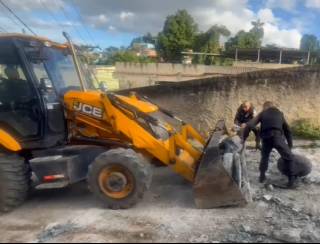 PM retira oito toneladas de barricadas do tráfico de drogas em Belford Roxo