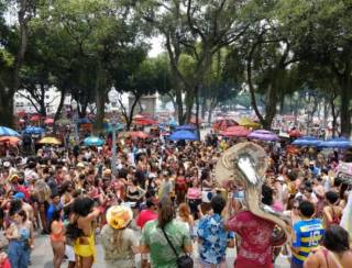 Carnaval não oficial no RJ reúne multidão no primeiro domingo de 2025