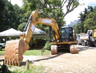 Máquinas reforçam desobstrução de vias e limpeza de rios em municípios atingidos por fortes chuvas