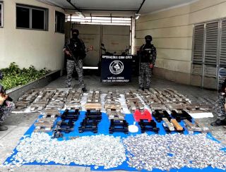 Polícia Militar apreende cerca de 600 quilos de drogas em operação nas comunidades da Mangueira e Tuiuti, na Zona Norte do Rio