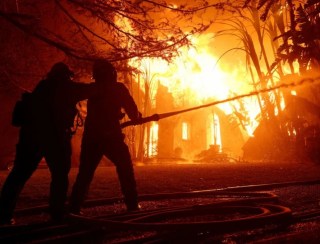 Incêndio florestal se espalha por Los Angeles, deixa 2 mortos e mil estruturas destruídas