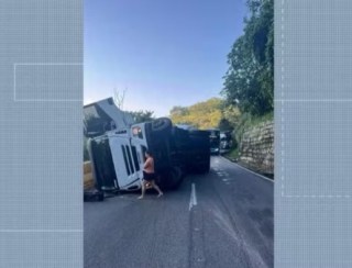 Serra das Araras, sentido Rio, é interditada após tombamento de carreta