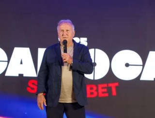 Cariocão Superbet: Zico batiza a taça e Garotinho assina medalha