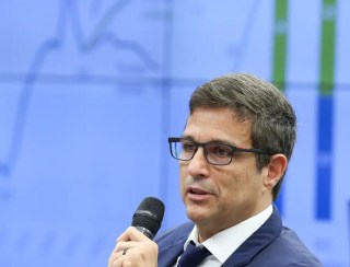 Presidente do BC diz que estouro da meta de inflação foi causado por forte atividade econômica, queda do real e extremos climáticos