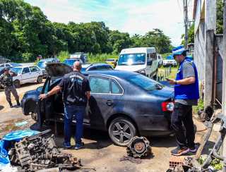 Operação Desmonte interdita dois ferros-velhos no distrito de Unamar, em Cabo Frio