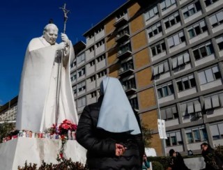 Papa Francisco tem dois episódios de insuficiência respiratória aguda, mas segue estável