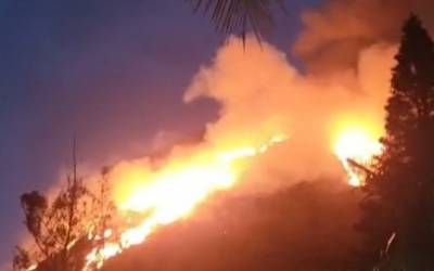 Incêndio de grandes proporções consome por 10h mata na Zona Oeste