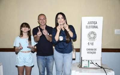 Dudu Reina (PP) recebe carinho de eleitores na hora de votar em Nova Iguaçu 