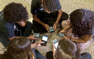 Comissão de Educação aprova projeto que proíbe celular em escolas