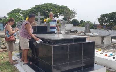 Cemitérios da Baixada recebem milhares de pessoas no Dia de Finados