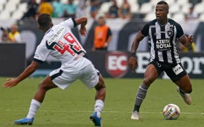 Botafogo vence o Vasco e dispara na liderança