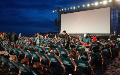 Cinema ao ar livre em Rio das Ostras promove consciência ambiental e preservação da natureza