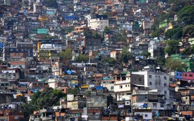 Rocinha é a maior favela do país e possui mais habitantes que dois terços dos municípios do RJ