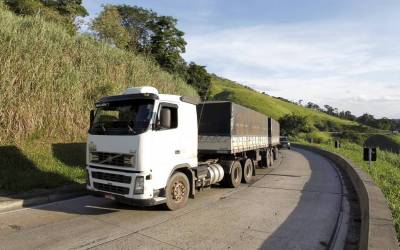 Portaria da PRF amplia horário da restrição a veículos de carga na subida da Serra de Petrópolis