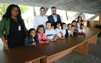 Mesas do G20 são doadas para escolas públicas do Rio