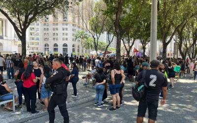 Servidores da educação fazem protesto em frente à Câmara de Vereadores do Rio