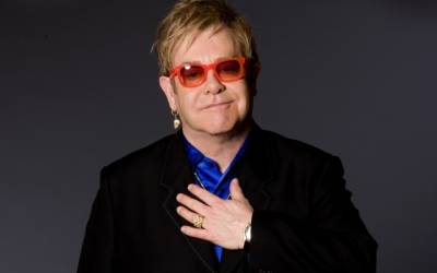 Elton John diz que perdeu a visão por causa de uma infecção