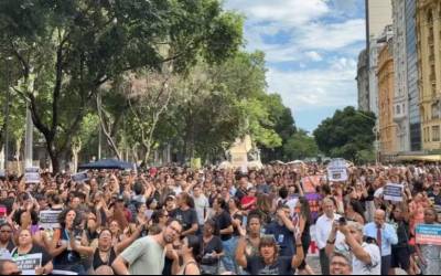 Professores do Rio protestam no Centro pouco antes da votação do projeto que altera benefícios da categoria