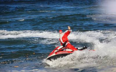 Corpo de Bombeiros RJ antecipa o Natal, na Praia de Copacabana, nesta terça-feira (17/12)