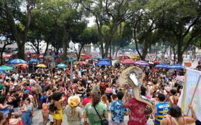 Carnaval não oficial no RJ reúne multidão no primeiro domingo de 2025