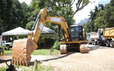 Máquinas reforçam desobstrução de vias e limpeza de rios em municípios atingidos por fortes chuvas