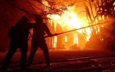 Incêndio florestal se espalha por Los Angeles, deixa 2 mortos e mil estruturas destruídas