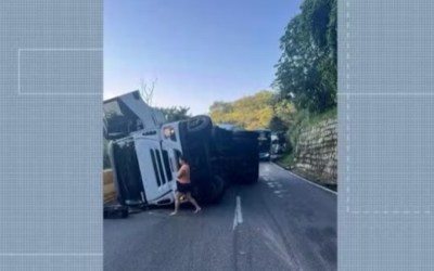 Serra das Araras, sentido Rio, é interditada após tombamento de carreta