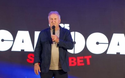 Cariocão Superbet: Zico batiza a taça e Garotinho assina medalha