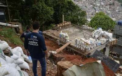 Prédio de três andares é demolido na Rocinha; imóvel é avaliado em R$ 2 milhões