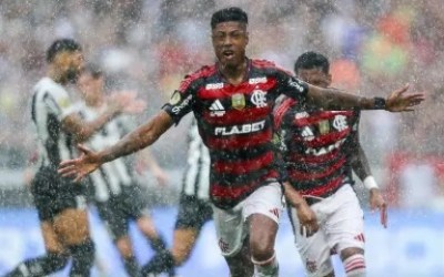 Flamengo vence o Botafogo e fatura o tricampeonato da Supercopa do Brasil